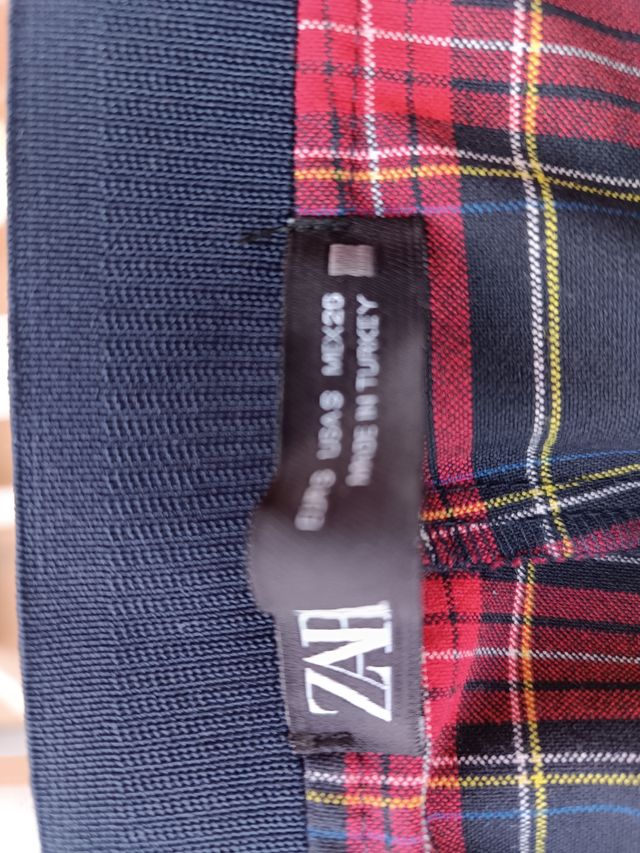 Pantalones pitillo a cuadros rojos y azules