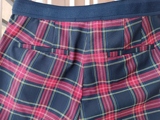 Pantalones pitillo a cuadros rojos y azules