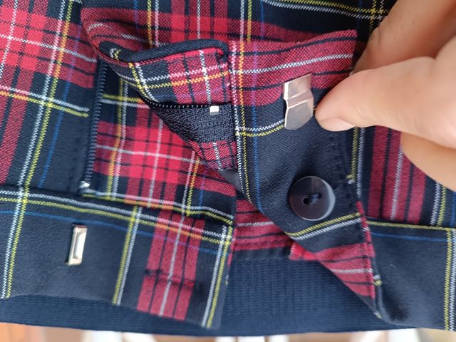 Pantalones pitillo a cuadros rojos y azules