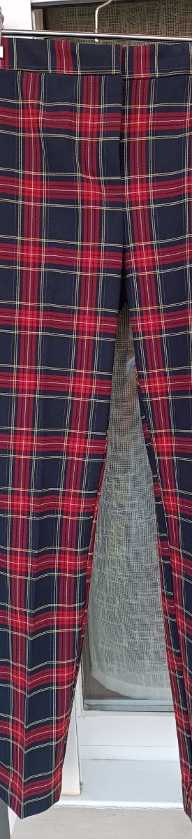 Pantalones pitillo a cuadros rojos y azules
