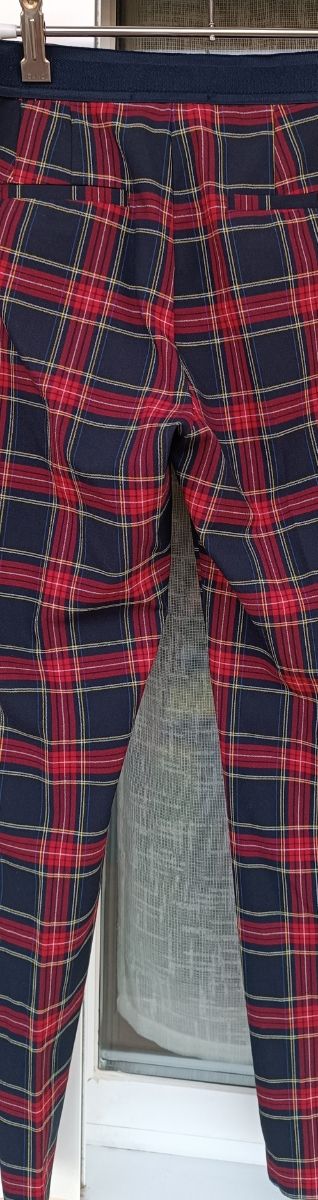 Pantalones pitillo a cuadros rojos y azules