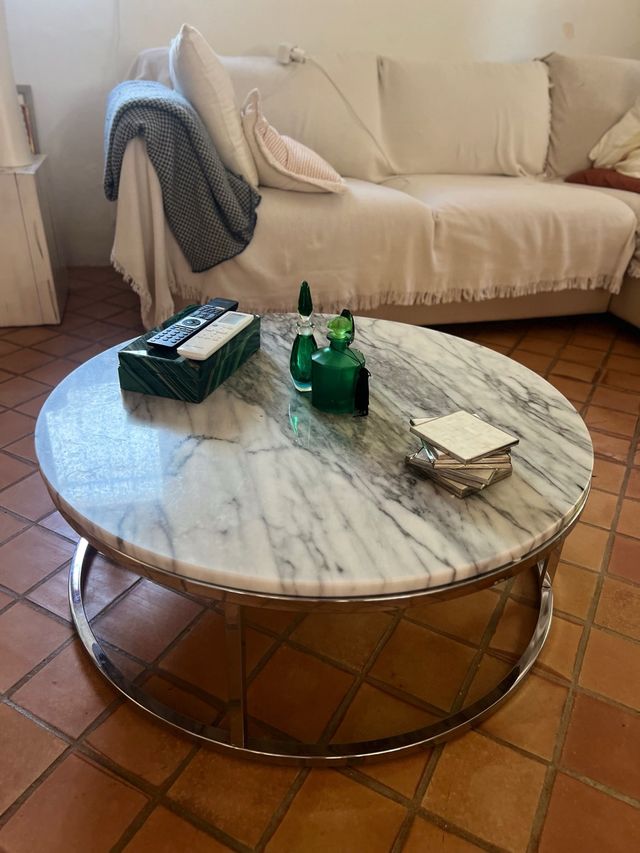 Mesa redonda de mármol y metal