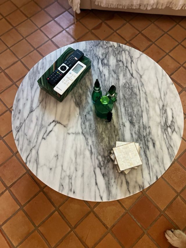 Mesa redonda de mármol y metal