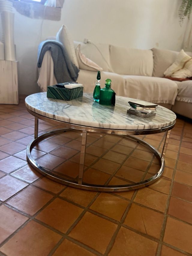 Mesa redonda de mármol y metal