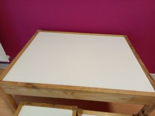 Mesa infantil de madera con 2 sillas