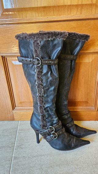 Botas altas marrones con cordones y hebillas
