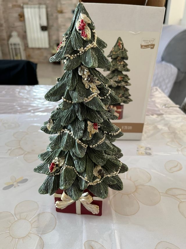 Albero di Natale decorato oro, verde, rosso