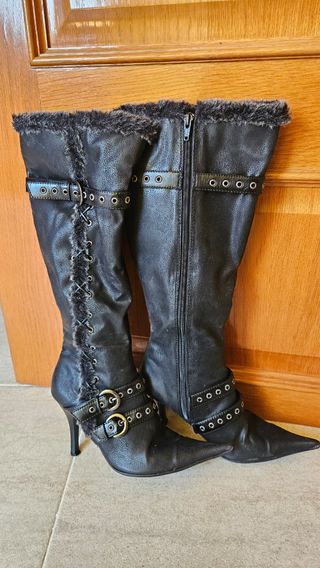 Botas altas de piel negras con cordones y hebilla