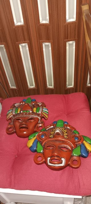 Pareja de máscaras aztecas decorativas