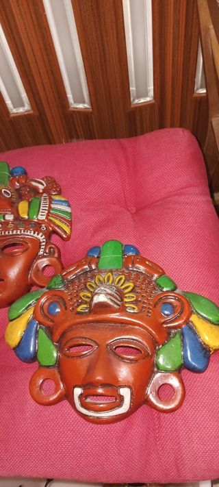 Pareja de máscaras aztecas decorativas