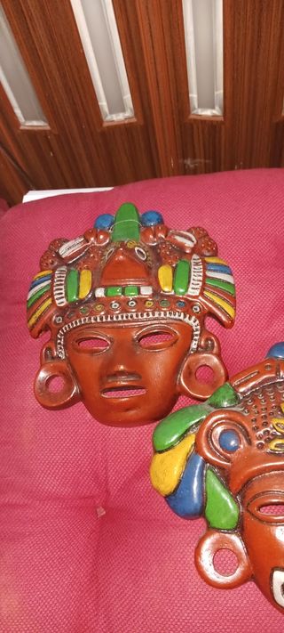 Pareja de máscaras aztecas decorativas