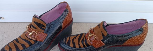 Zapatos de cuña con estampado animal