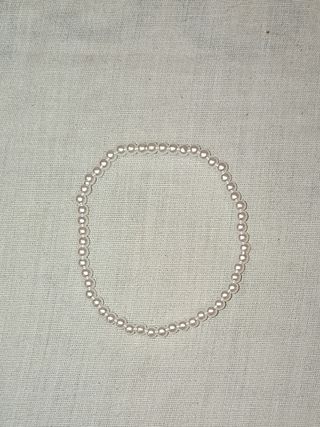 Pulsera de perlas blancas