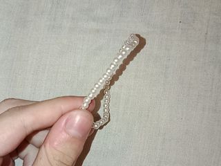 Pulsera de perlas blancas