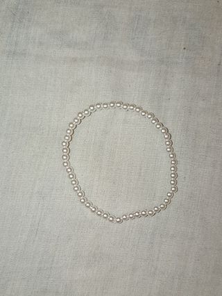 Pulsera de perlas blancas