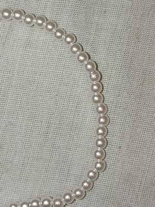 Pulsera de perlas blancas