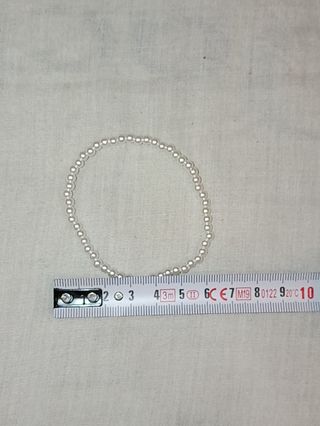 Pulsera de perlas blancas