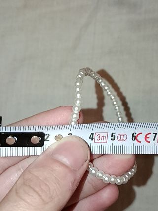 Pulsera de perlas blancas