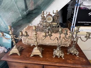 Candelabros y reloj de mesa