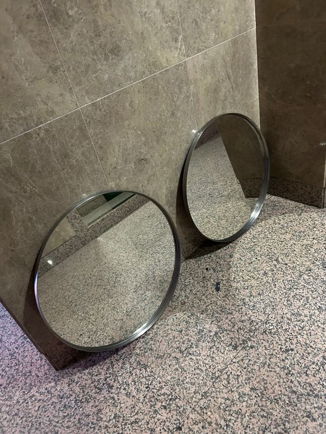 Due specchi rotondi Ikea grigi in acciaio. 70 cm