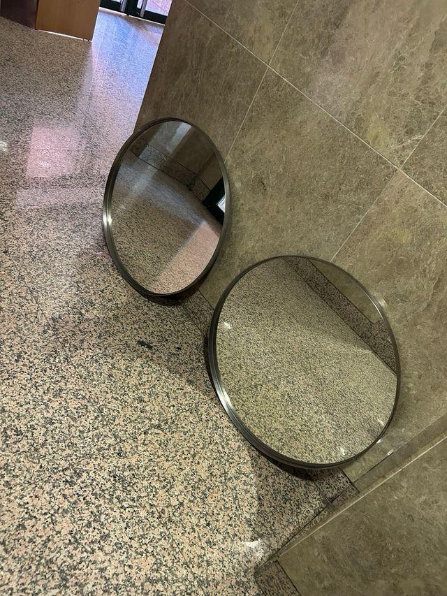 Due specchi rotondi Ikea grigi in acciaio. 70 cm