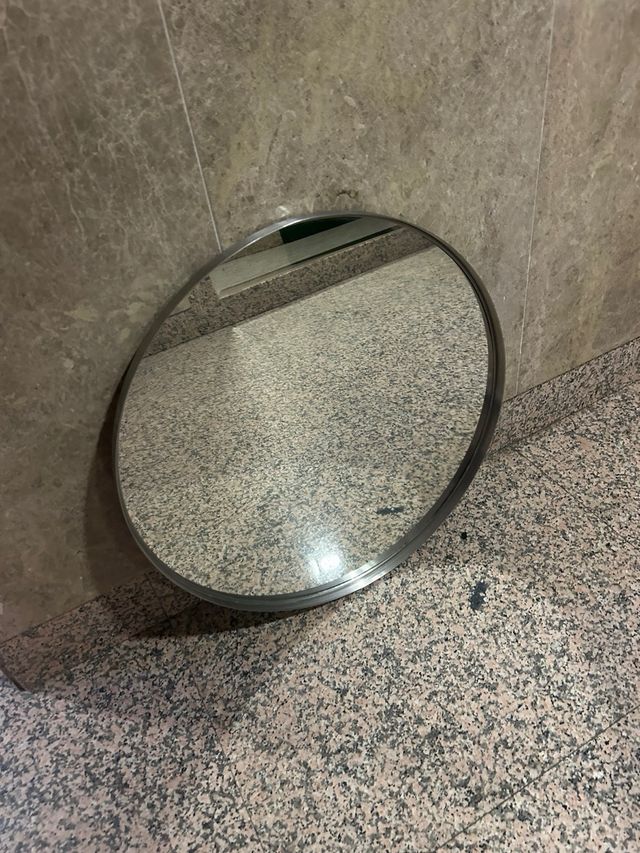 Due specchi rotondi Ikea grigi in acciaio. 70 cm