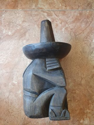 Talla de madera mexicana músico con guitarra