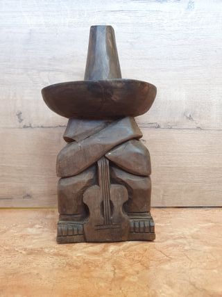 Talla de madera mexicana músico con guitarra