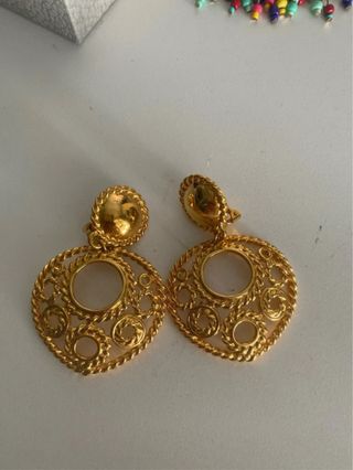 Pendientes dorados con diseño intrincado