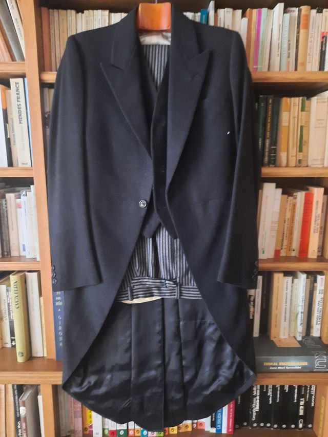 Chaqué negro con chaleco y pantalon a rayas