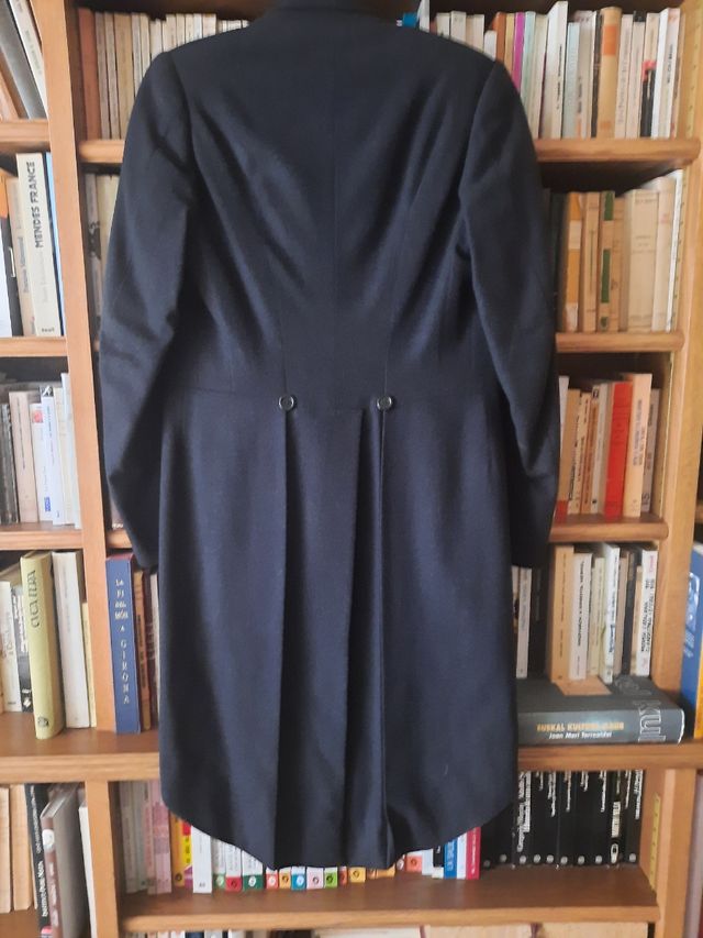 Chaqué negro con chaleco y pantalon a rayas