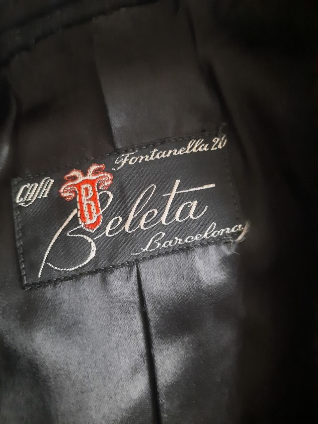 Chaqué negro con chaleco y pantalon a rayas