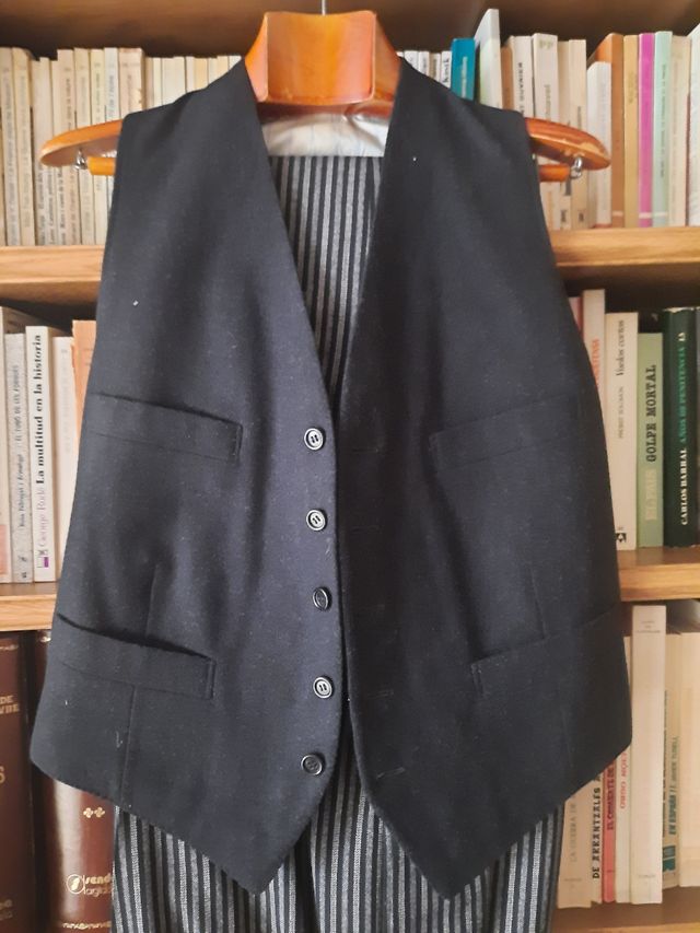 Chaqué negro con chaleco y pantalon a rayas