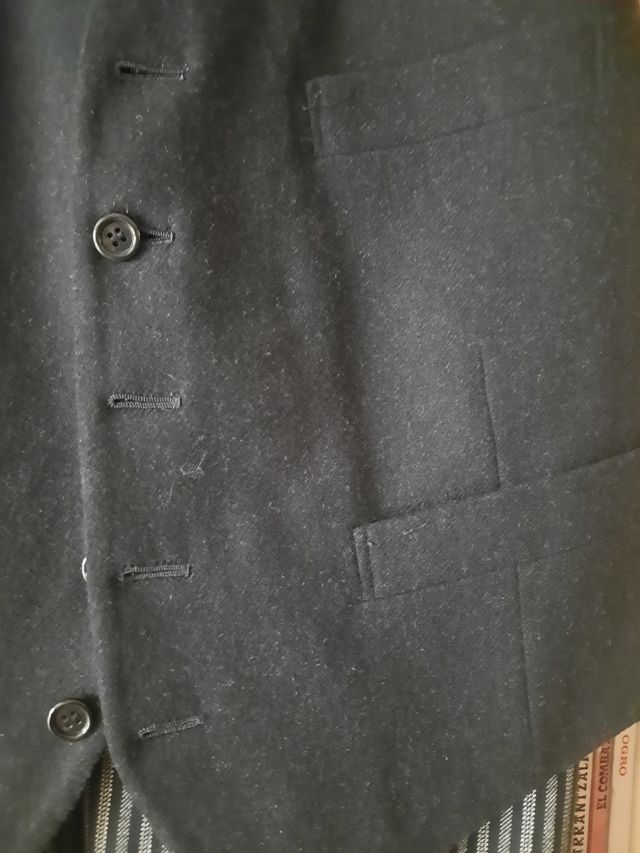 Chaqué negro con chaleco y pantalon a rayas