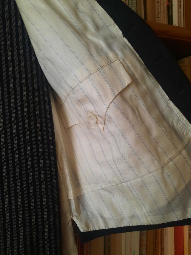 Chaqué negro con chaleco y pantalon a rayas