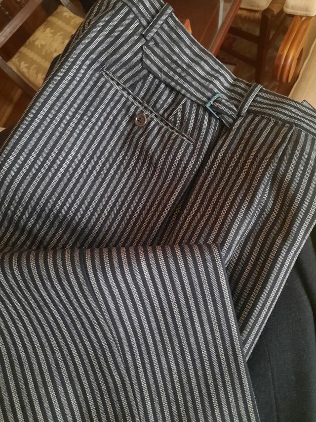 Chaqué negro con chaleco y pantalon a rayas