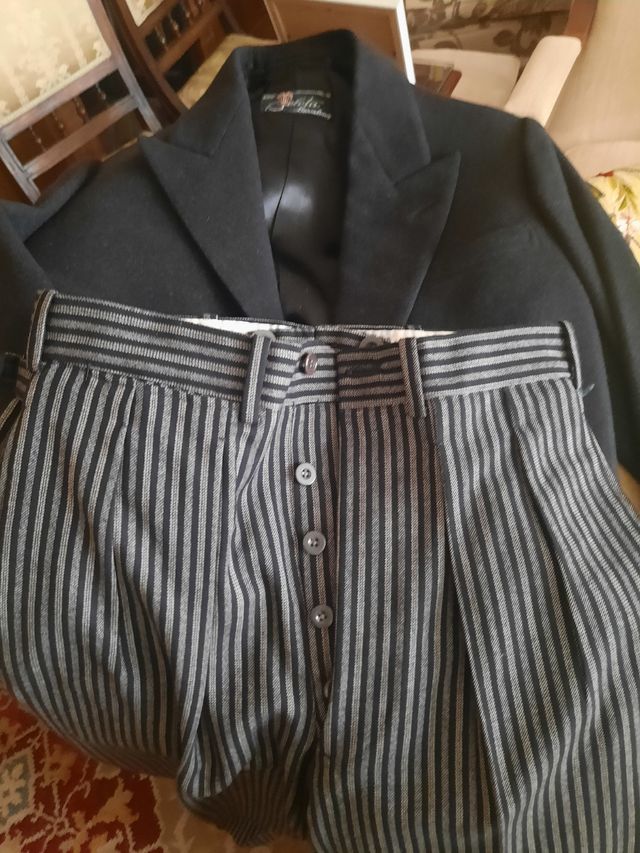 Chaqué negro con chaleco y pantalon a rayas