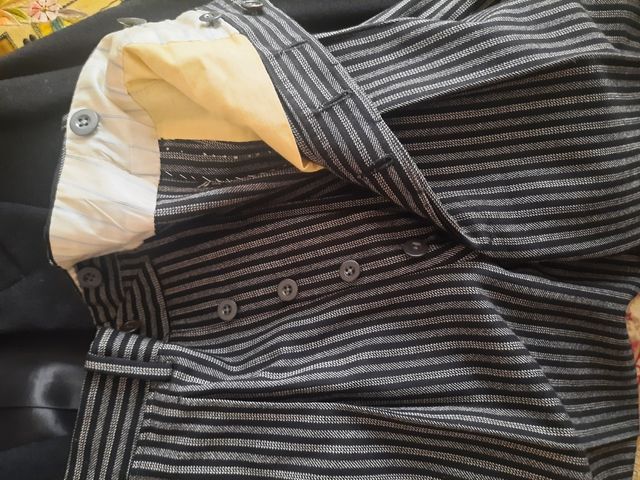 Chaqué negro con chaleco y pantalon a rayas