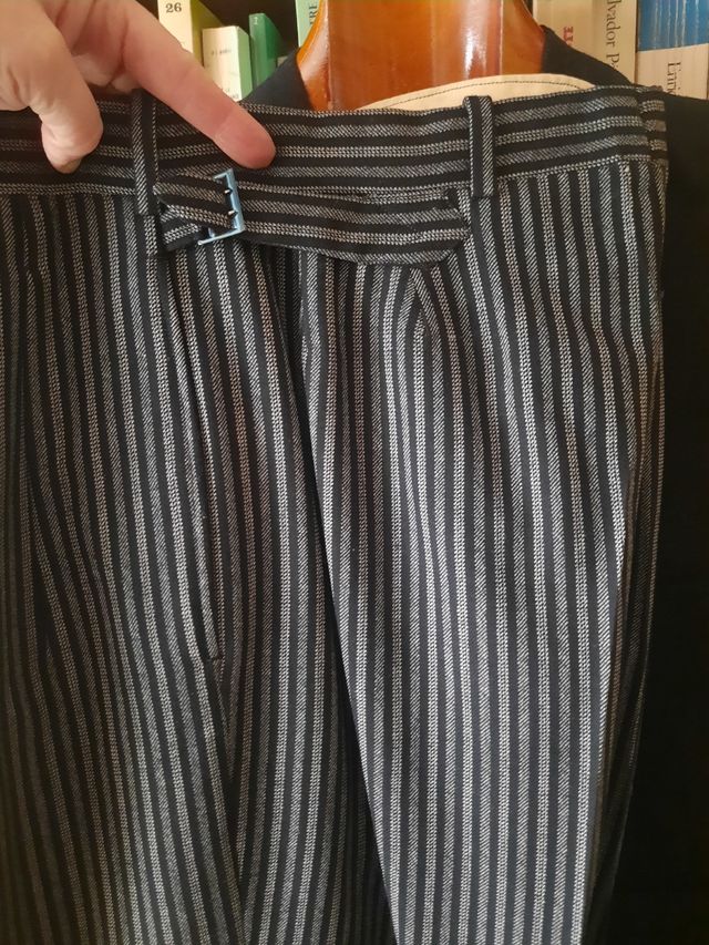Chaqué negro con chaleco y pantalon a rayas