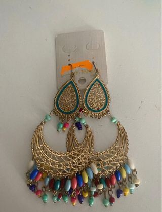 Pendientes dorados con cuentas multicolor