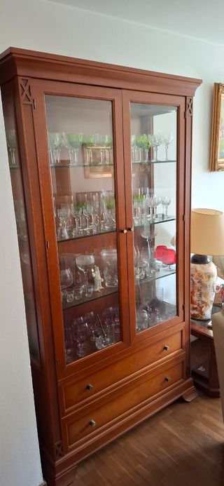 Vitrina de madera y cristal