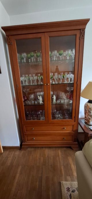 Vitrina de madera y cristal