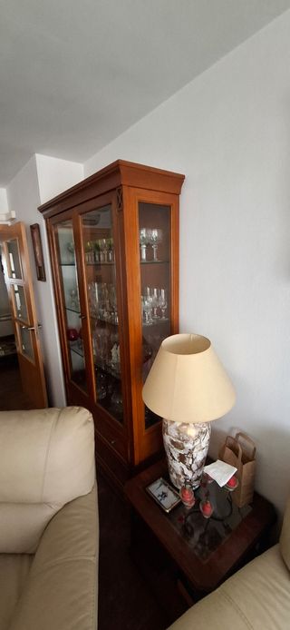 Vitrina de madera y cristal
