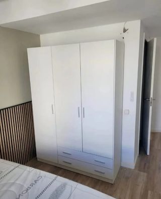 Armario blanco de madera