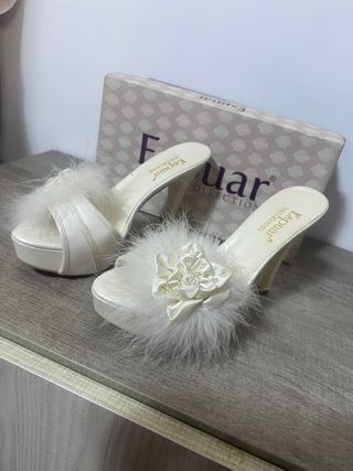 Zapatos de tacón Espuar blancos con plumas