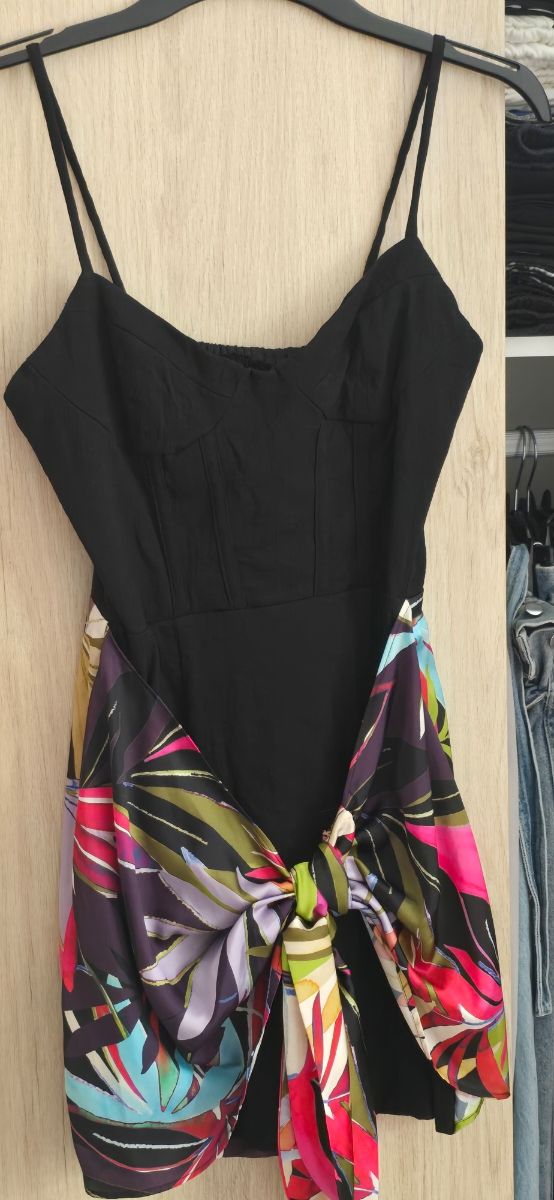 Vestido negro con estampado tropical