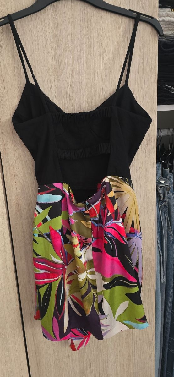 Vestido negro con estampado tropical