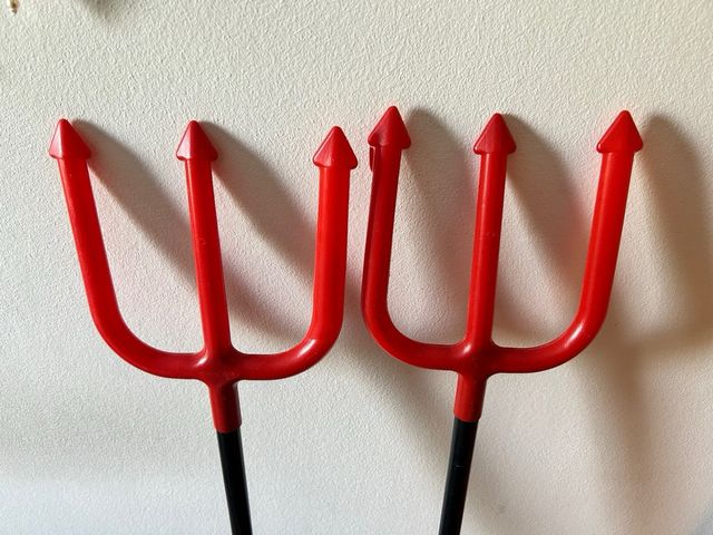 Accesorios disfraz demonio (2 tridentes) 1 diadema