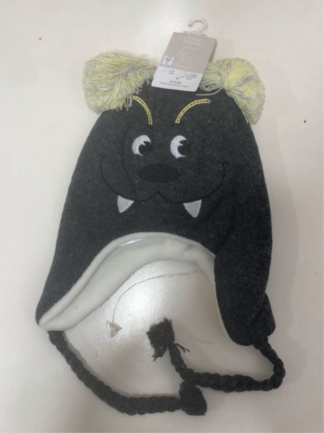 Gorro bebé con orejas y pompón