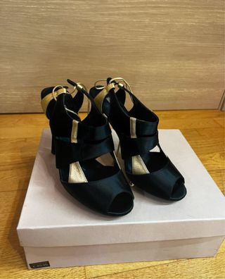 Tacones negros y dorados Uterqüe